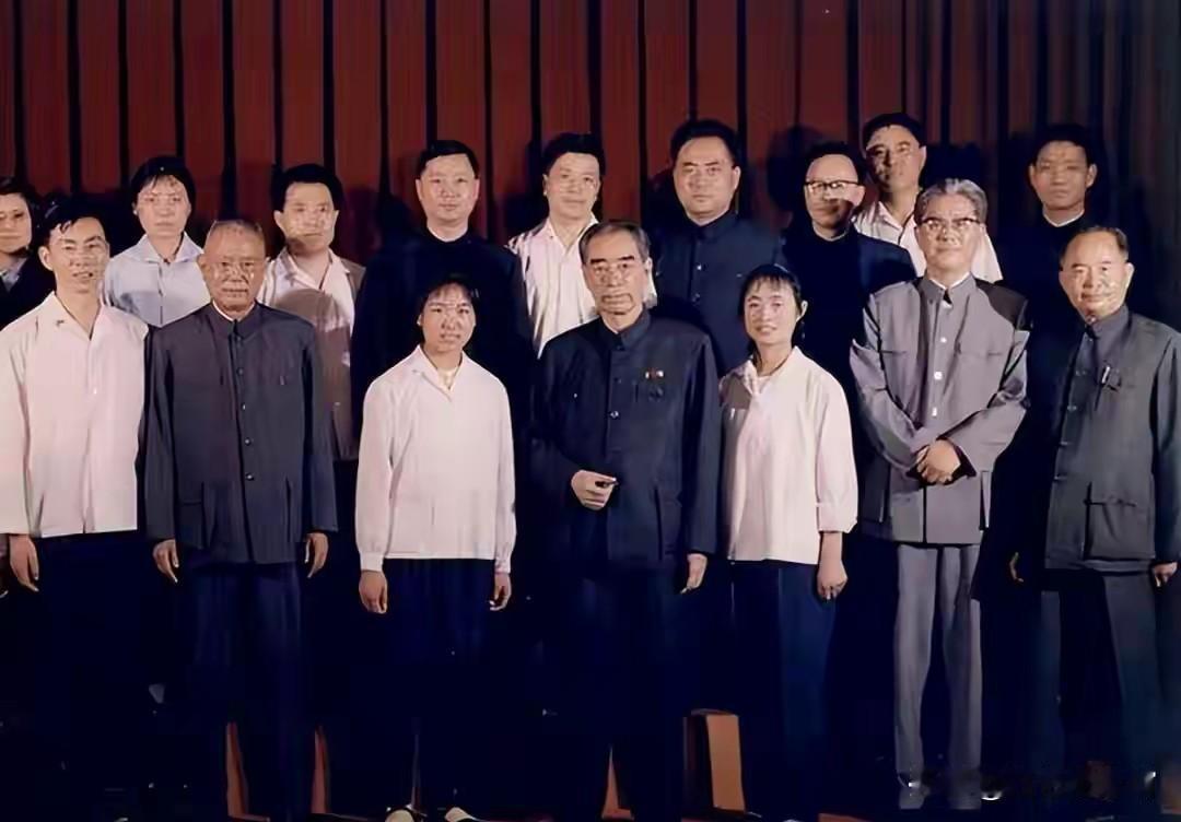 这是1975年7月1日，周恩来总理人生中最后一张集体合影。当日中泰两国正式建交，