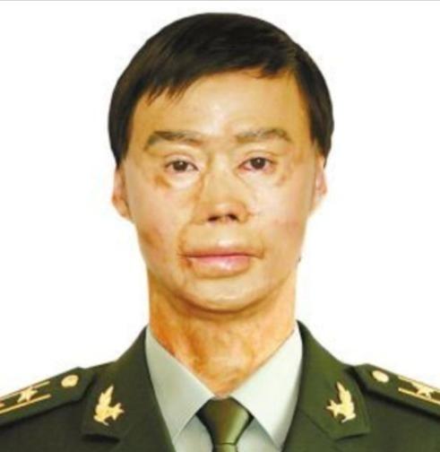 1995年，一名解放军战士在乘车回部队的途中，劝司机不要停下加油，但司机执意停下