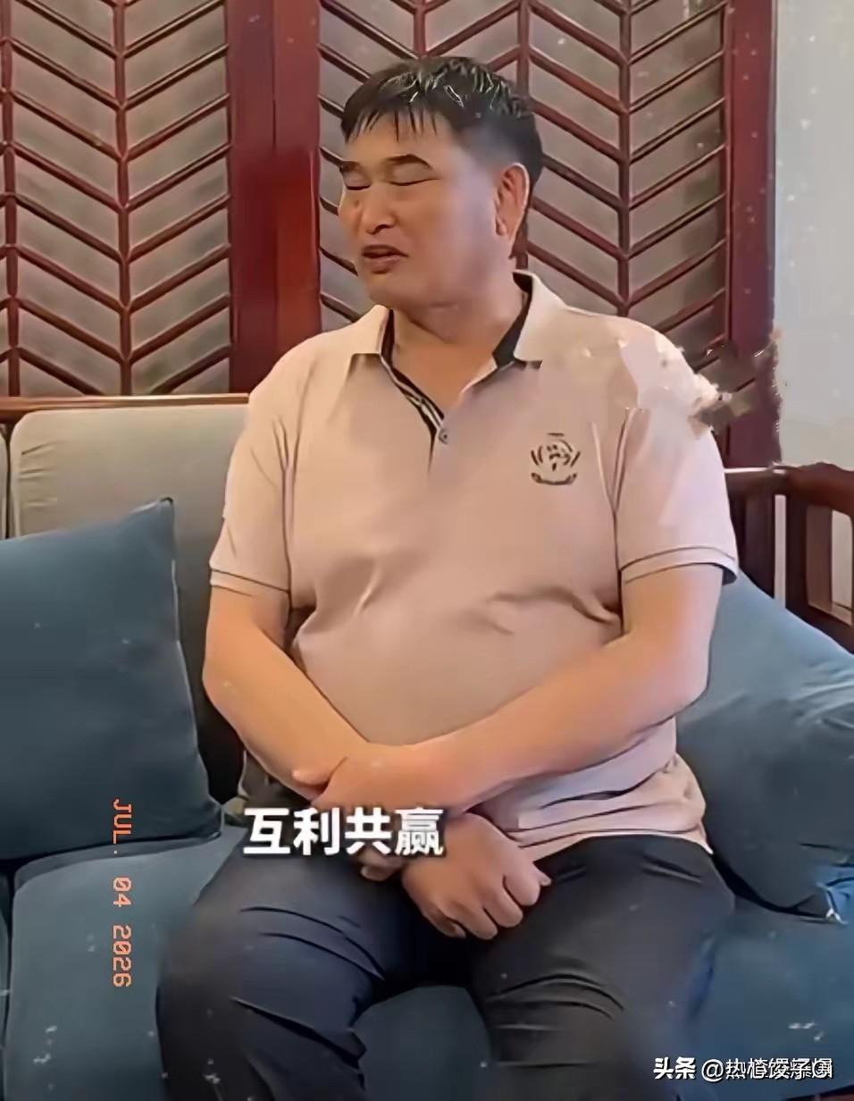 有人问朱之文，现在还有那种，围在咱们家门口院子里，来拍你直播有没有？他说，有啊。