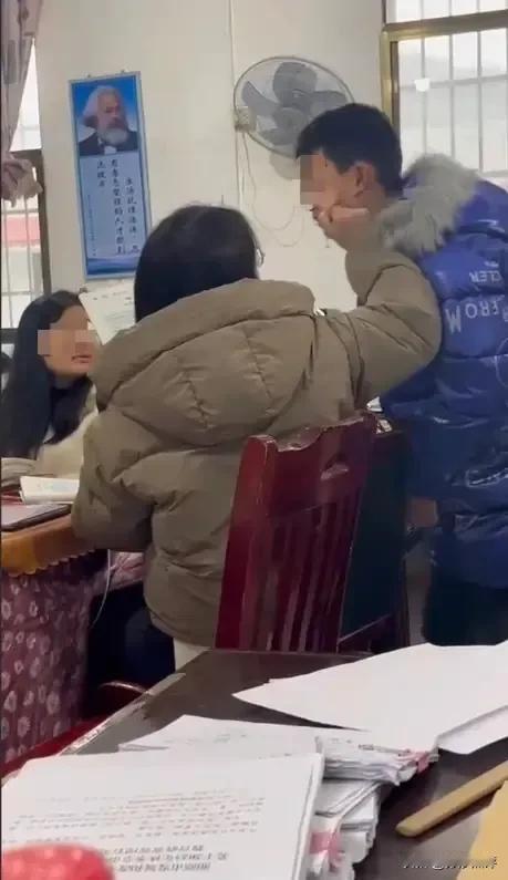 呼吁给#湘乡打人女教师# 一个机会，让她重新回到教学岗位上！

近日，湖南湘潭女