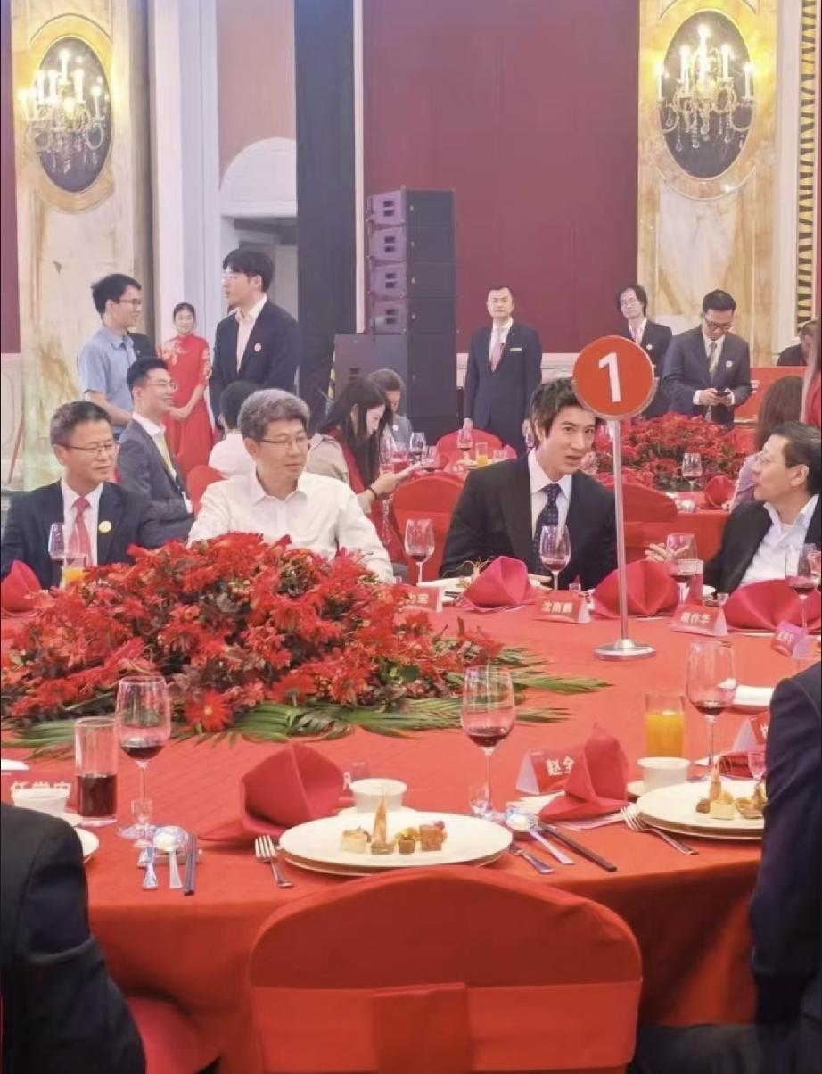 王力宏现身宇树上市庆功宴
宇树答谢午宴的现场图里，王兴兴、沈南鹏、王力宏被拍到同