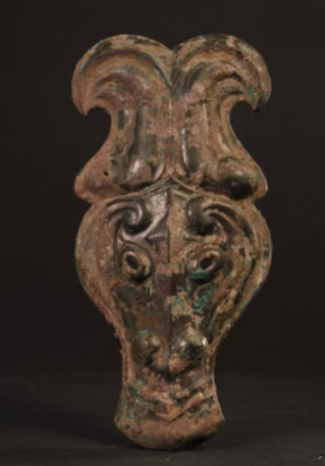 马年看马西周铜当卢 这件出土于甘肃宁县的“丫”字形马面铜当卢，是西周时期装饰在马