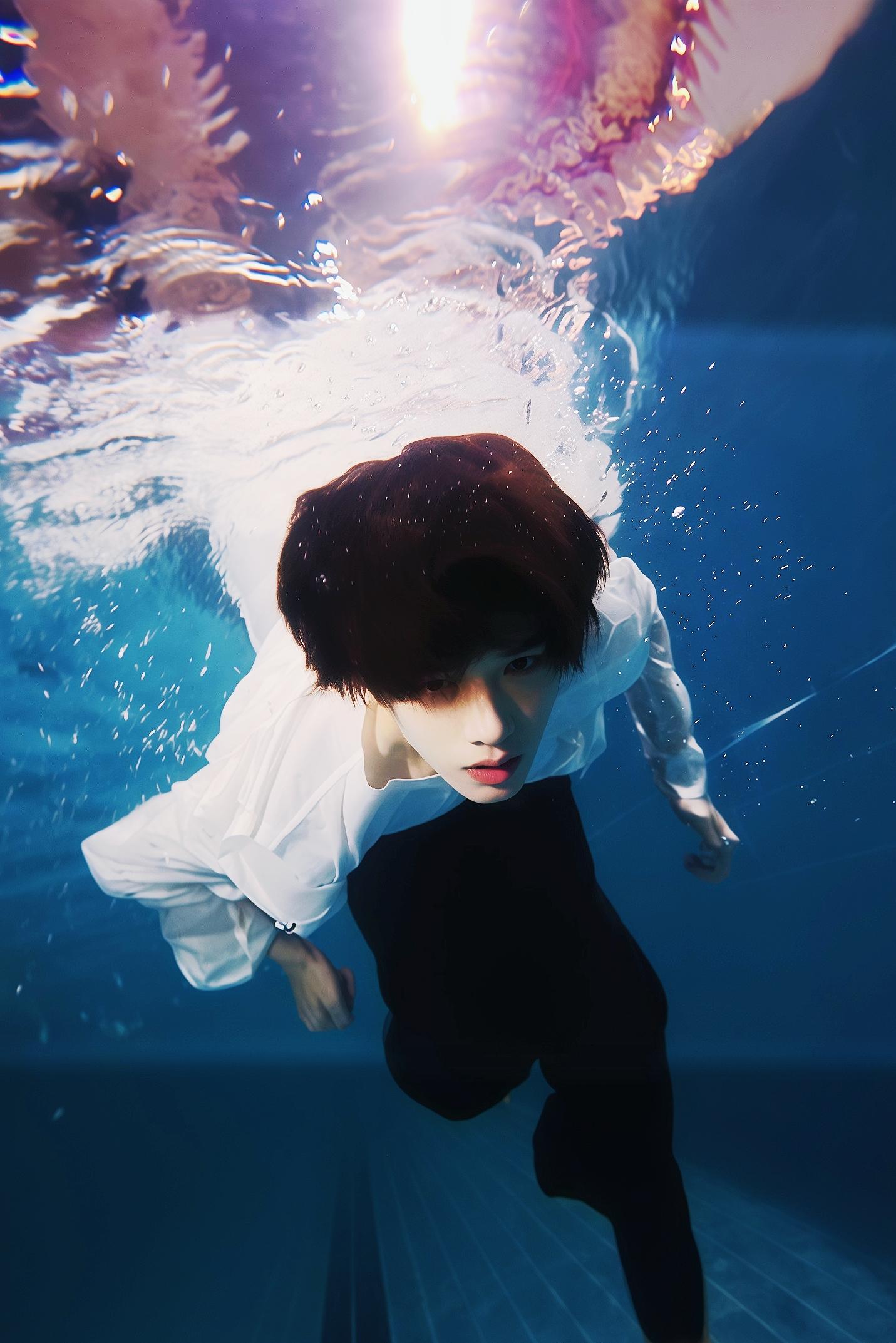 我也常常会想 我究竟要花多长时间来咀嚼生命的斑驳悲戚 才能适应它的酸涩与孤寂