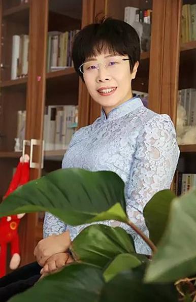 北大才女蒙曼49岁，至今单身未婚，朱迅问她：“你最想嫁给谁？”没想到，她脱口而出