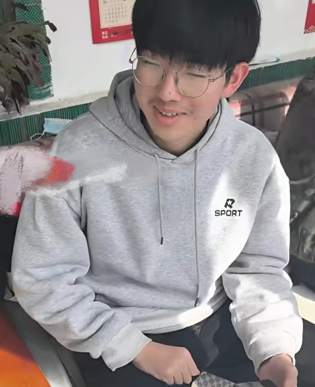 说好的一起长大，你怎么不长了呢？一米三小孩哥回老家遇到一米九朋友，两人面面相觑尬