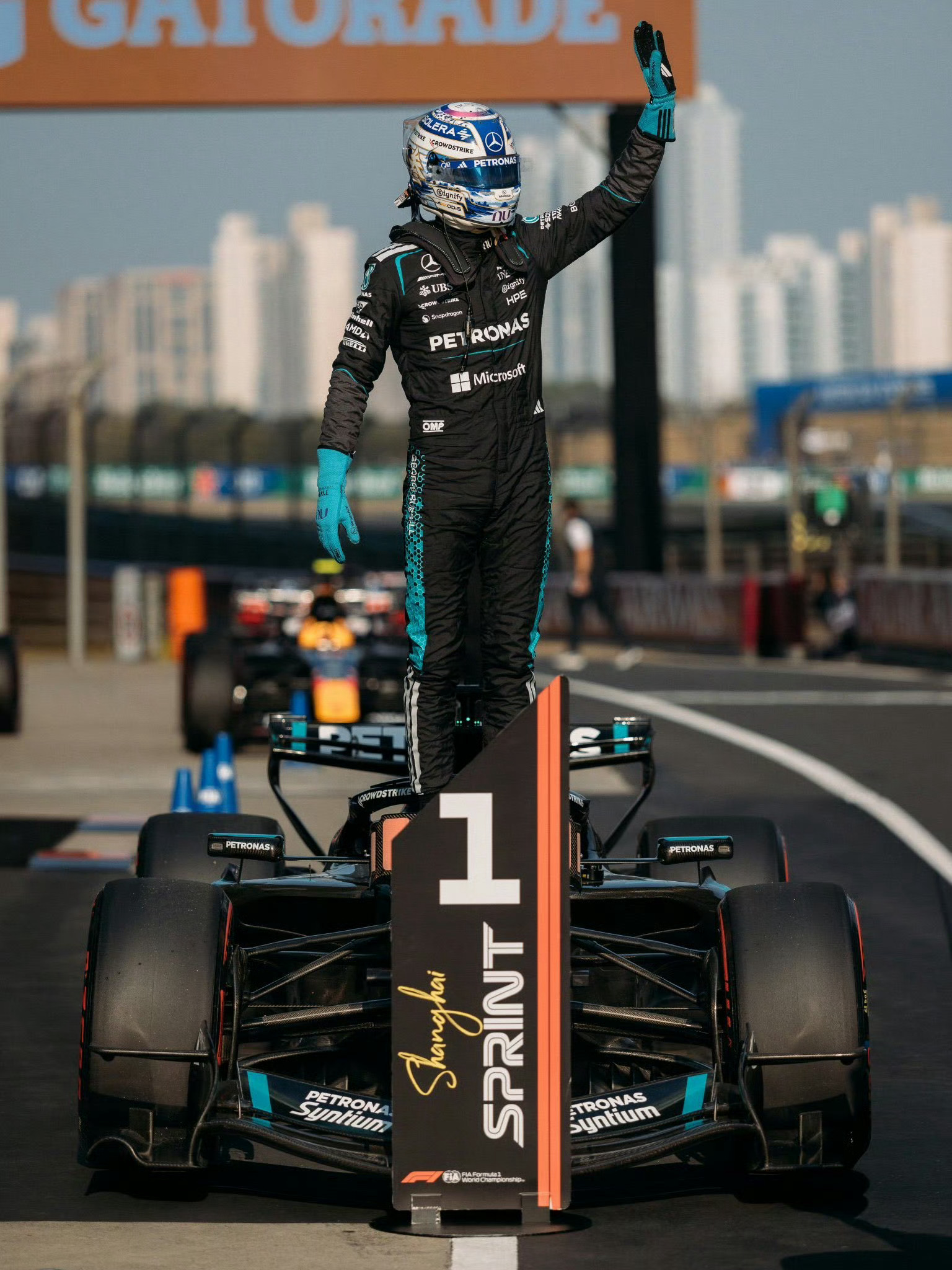 拉塞尔夺F1中国站冲刺赛冠军拉塞尔太猛了！！又是第一！！梅奔今年太惊喜了 