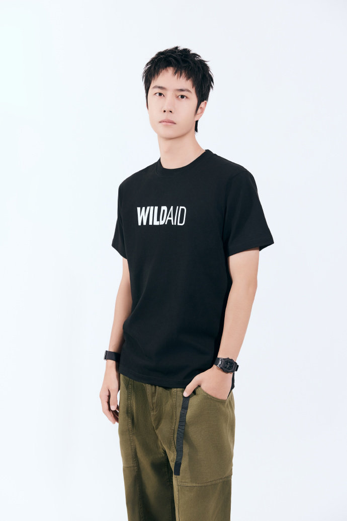 #王一博黑T九宫格# 王一博今日活动黑T造型九宫格有！跟手上的穿山甲玩偶一起就是