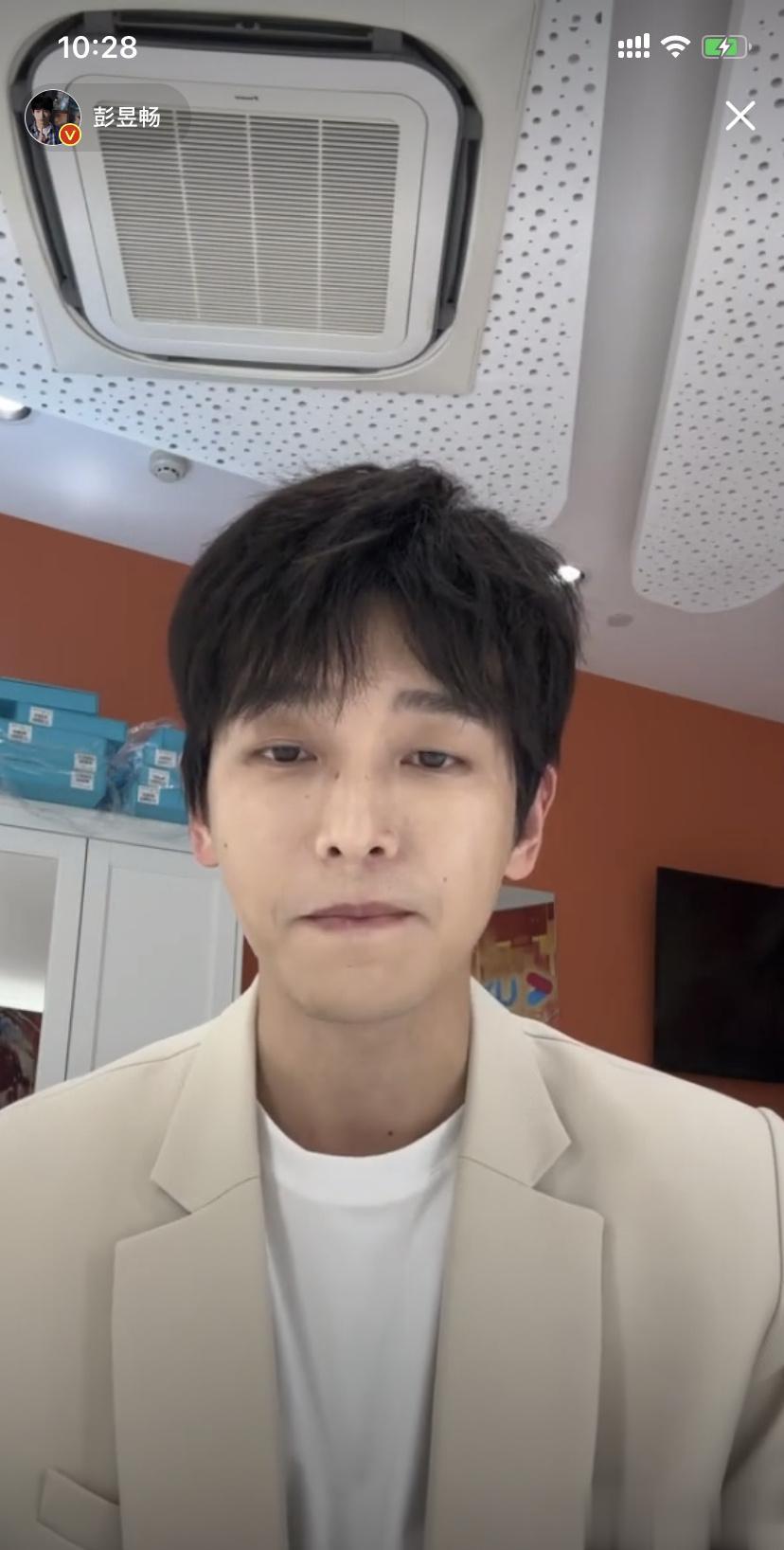 彭昱畅是懂热度的！

其实他在向往的生活就说交了女朋友了，结果狗仔没拍他，现在剧