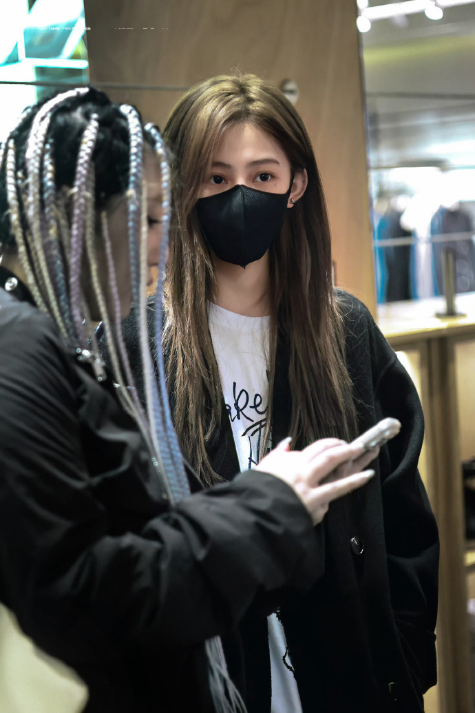 袁一琦巴黎Vivienne Westwood探店路透黑大衣松弛感拉满，行走的时尚