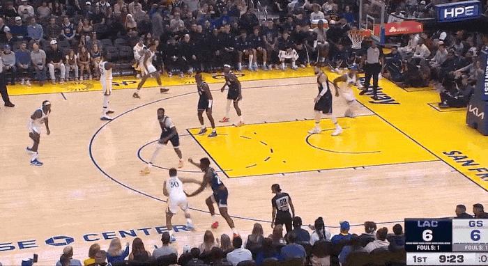 逆天手感！库里神奇高抛空心入网！
在今天NBA季前赛勇士对阵快船的第一节比赛中，