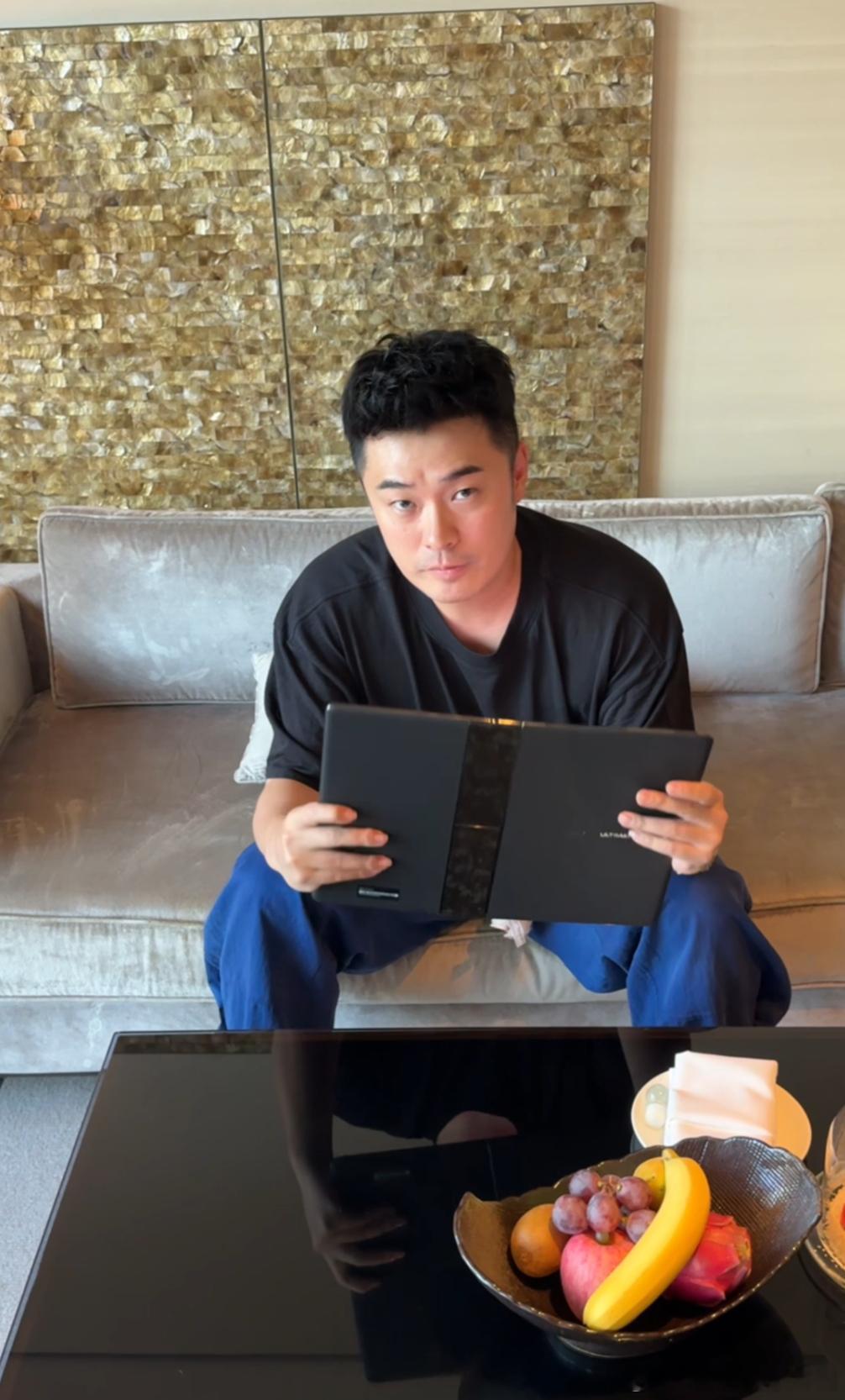 羡慕陈赫定了尊界S800，手上还有华为折叠电脑[doge]我只有折叠电脑，也算是