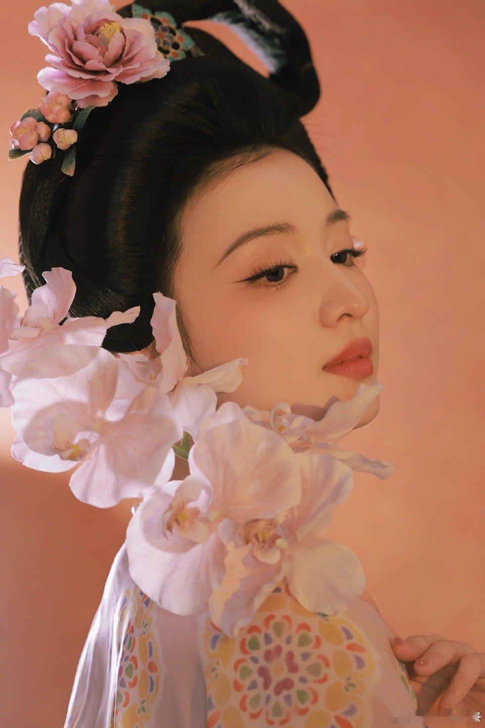 王楚然除夕仕女图  除夕时王楚然的仕女图让人眼前一亮，她的美丽无可比拟。新的一年