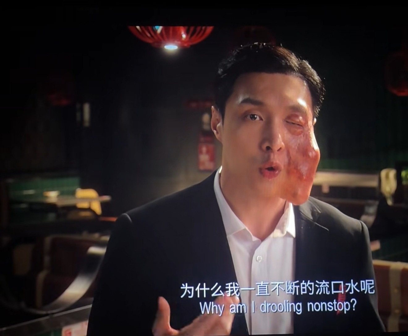 周星驰问张艺兴怎么有这么多口水电影《功夫女足》路演时，星爷爆料张艺兴肿脸戏份里的