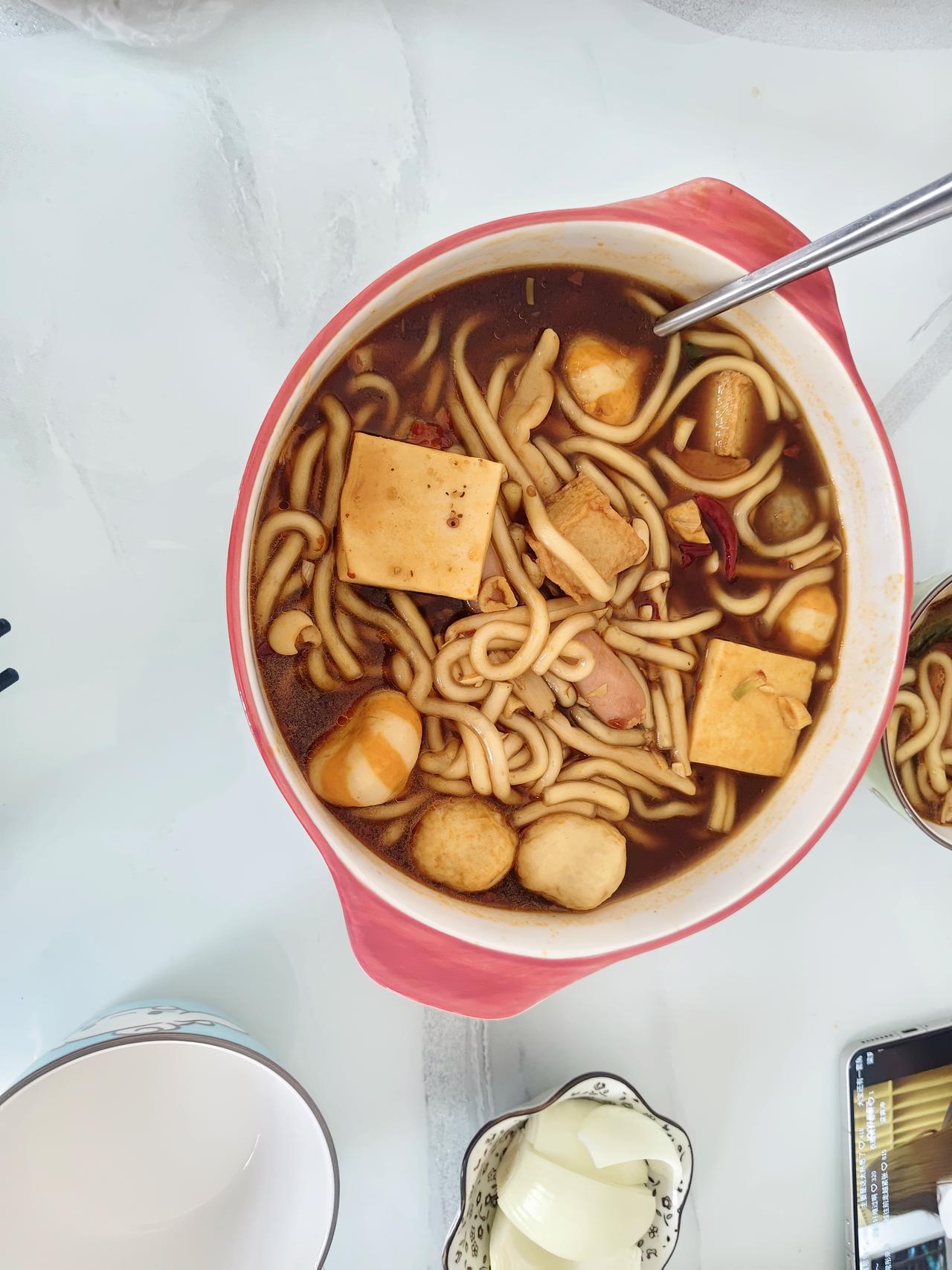 儿媳妇很喜欢吃米线，可从前天我和老公吃外卖闹肚子后，心有余悸。

儿媳妇从娘家回