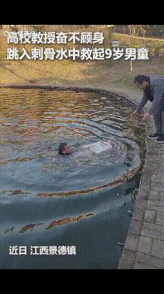 火到人民日报了！江西两黑衣男子在池塘边散步时，突然发现水里有浪花，怀疑是有人掉下