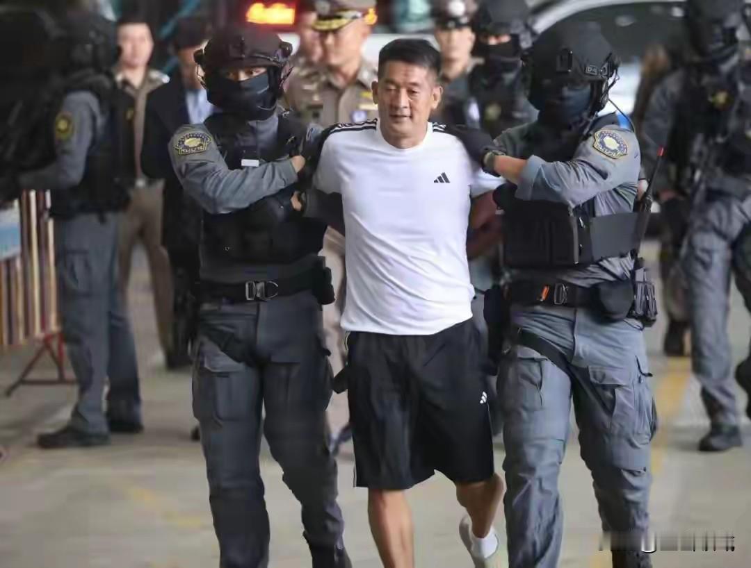 最新消息！就在今天中午12点45分，泰国警方在曼谷素万那普机场将佘智江（又名佘伦