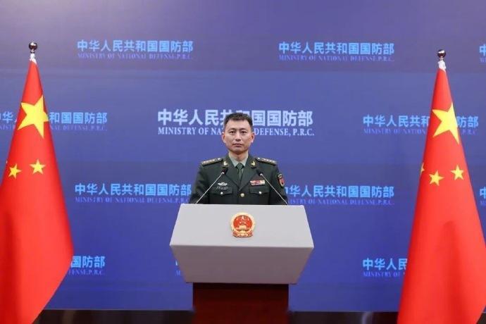 【#国防部回应加拿大舰载直升机挑衅#】国防部新闻发言人张晓刚：近日，加拿大“渥太