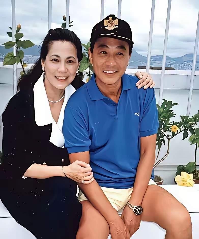 这男的我认识，但是这位美女是谁？
你们认识吗？
她其实是他的妹妹，好漂亮，好有气