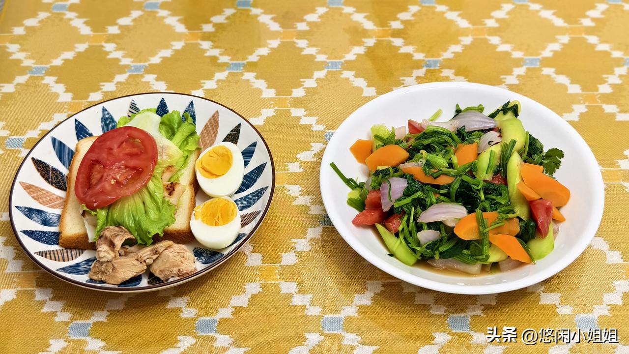 煎鸡胸肉、金枪鱼、切片面包、煮鸡蛋。
金枪鱼我是买的罐头，今天第一次吃，没敢拌沙