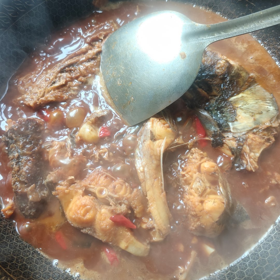 做饭吃了中午厂里烧鱼吃看起来不错的样子 
