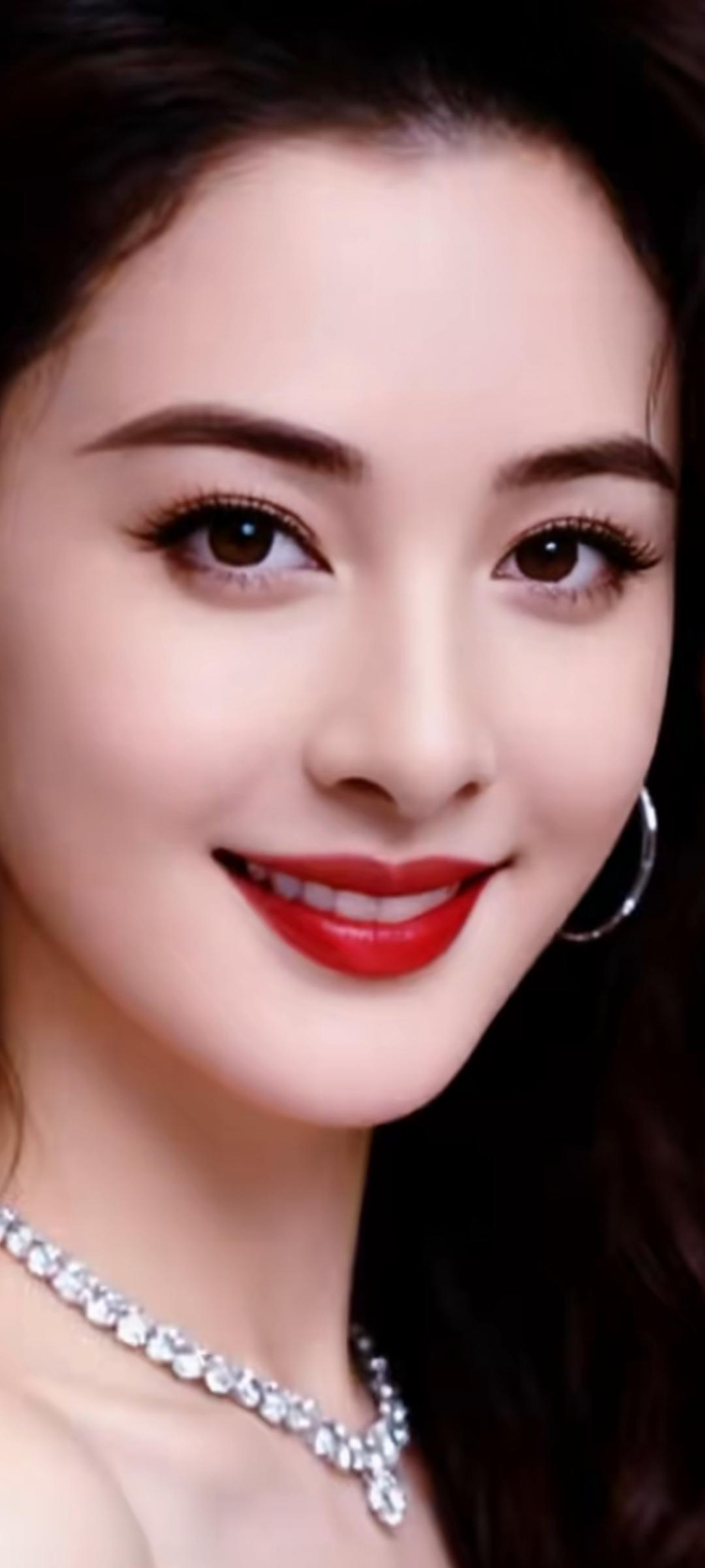 甜美笑容，红唇闪耀，珠宝项链，优雅迷人