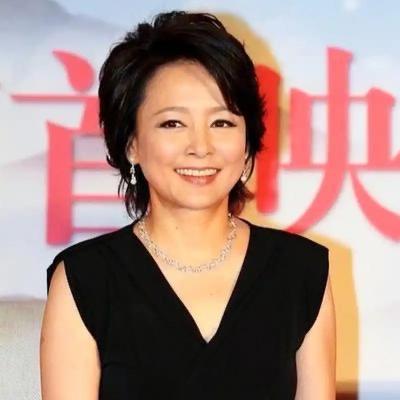 张瑜在采访里突然落泪，说这辈子最后悔的，就是错过了当年那个真心实意对她好的男人。