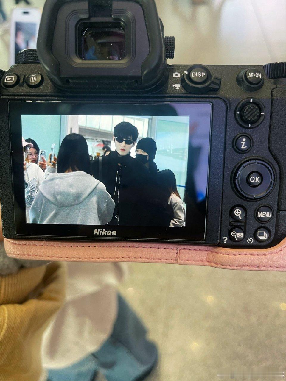 任豪去逐玉庆功宴任豪现身《逐玉》庆功宴，简约造型凸显优越气质，和剧组欢聚庆祝收官