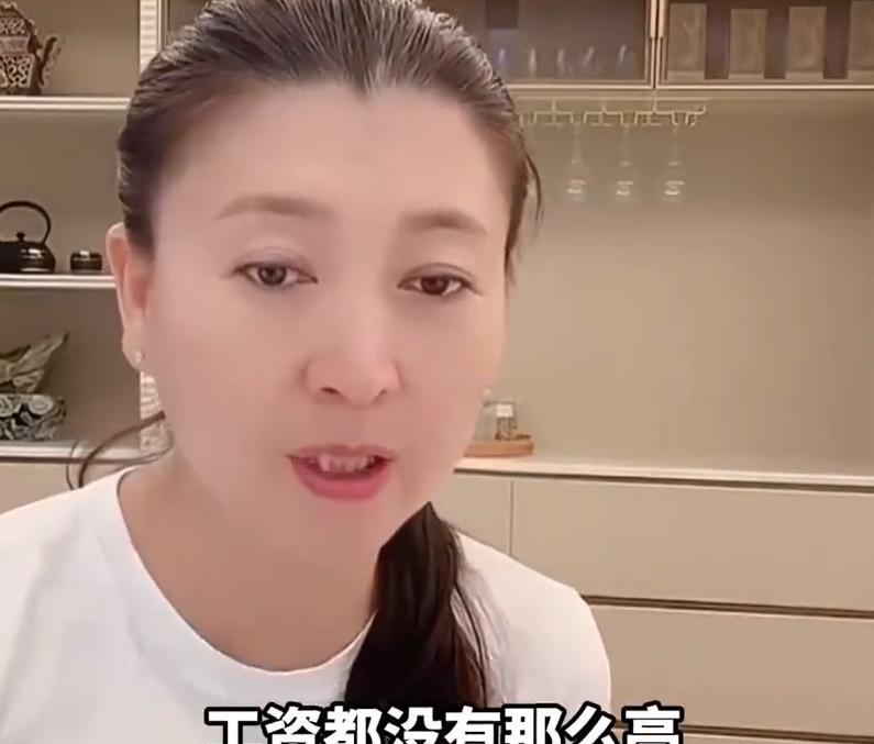 闫学晶直播里蹦出个数字：儿子家一年烧掉百八十万。
全网瞬间窒息。
32岁演员儿子