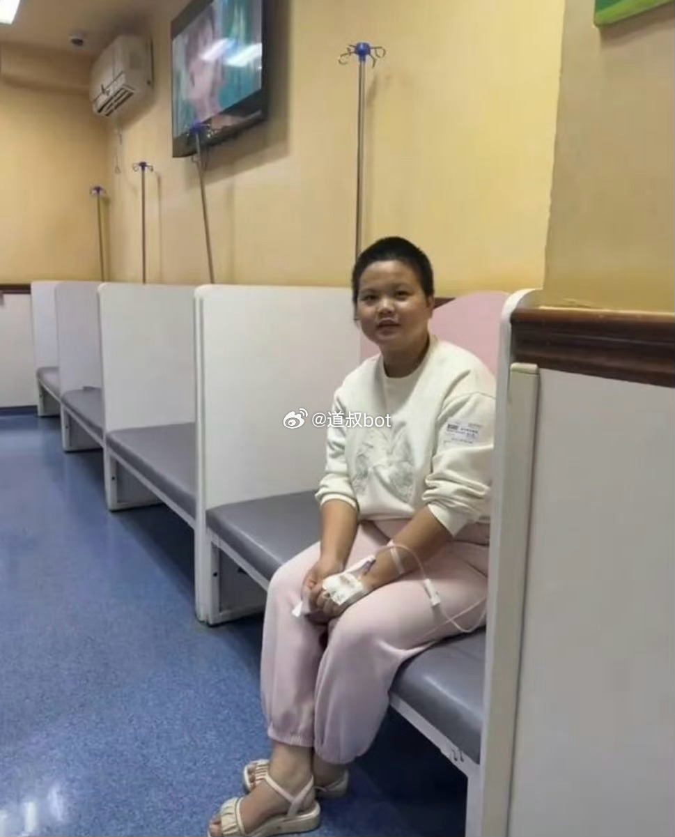 重庆22岁女孩地铁上因身体不适吐血，立即脱下衣服擦干。这位女孩是 00 后胡心瑶