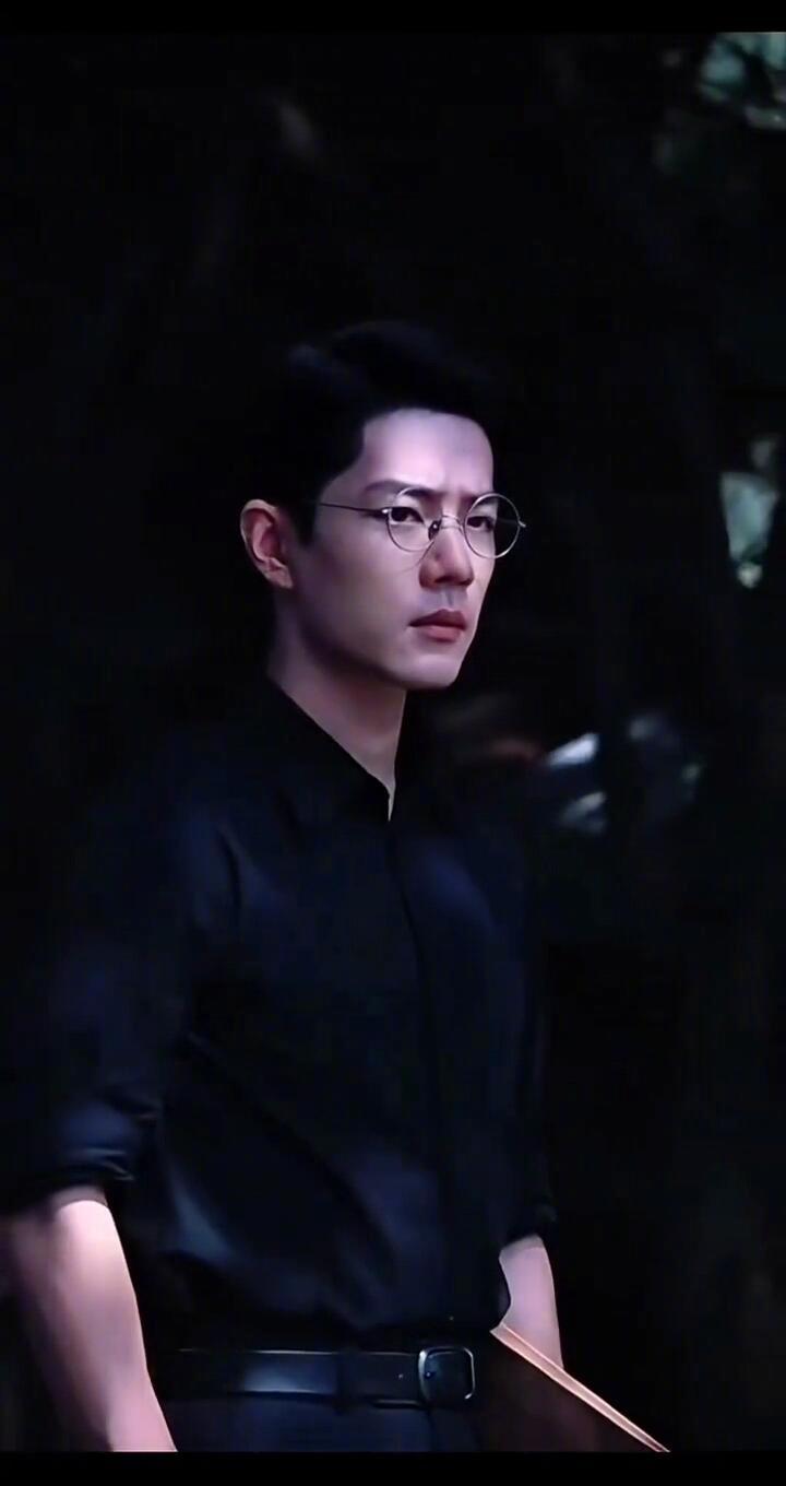 以前觉得肖战少年感是天花板，直到任少白一身黑色西装走来——压迫感直接拉满。少年感