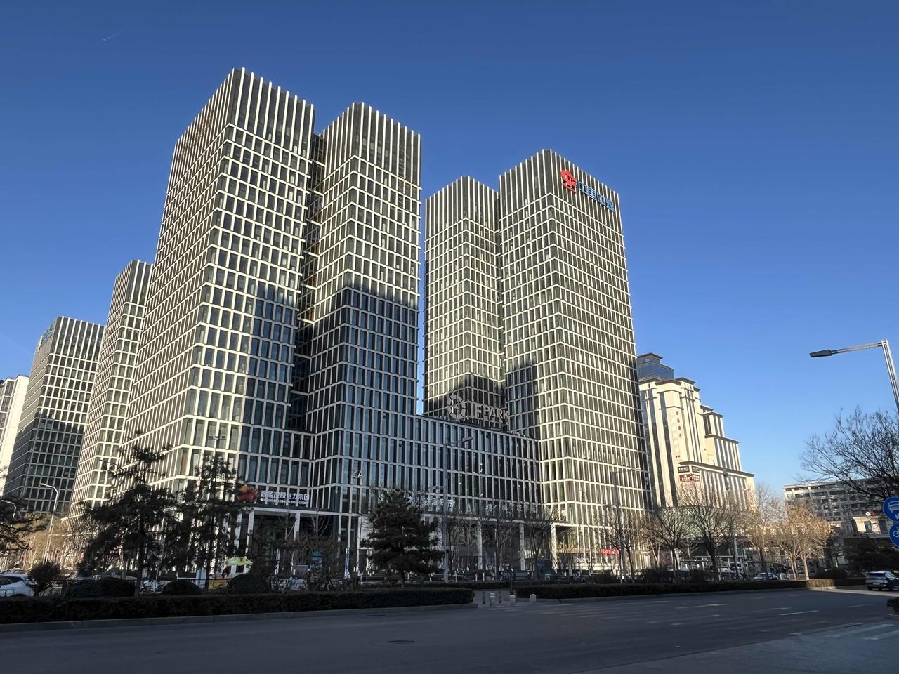 太原的核心城区，一般建筑都是容积率极高。
清晨的阳光，仍然是感觉一股工业风……