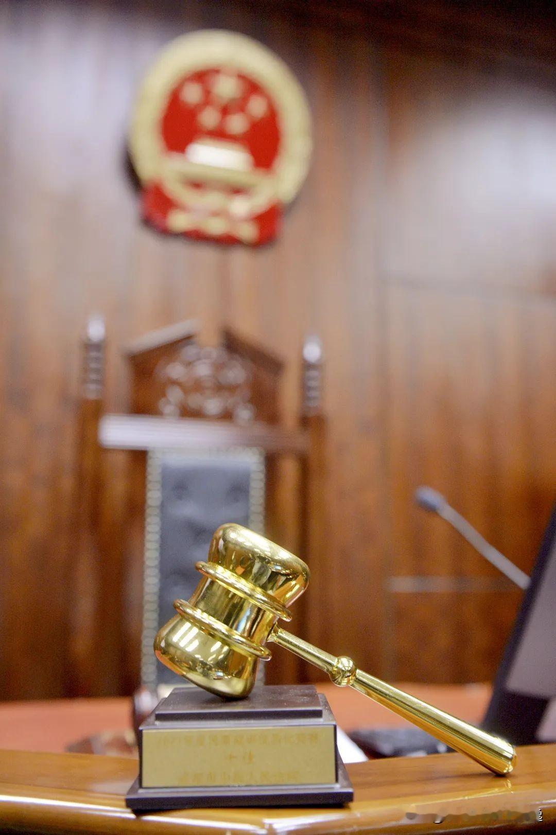 国家工作人员：巨额财产来源不明罪
原标准：30万元立案。
新标准：300万元才立