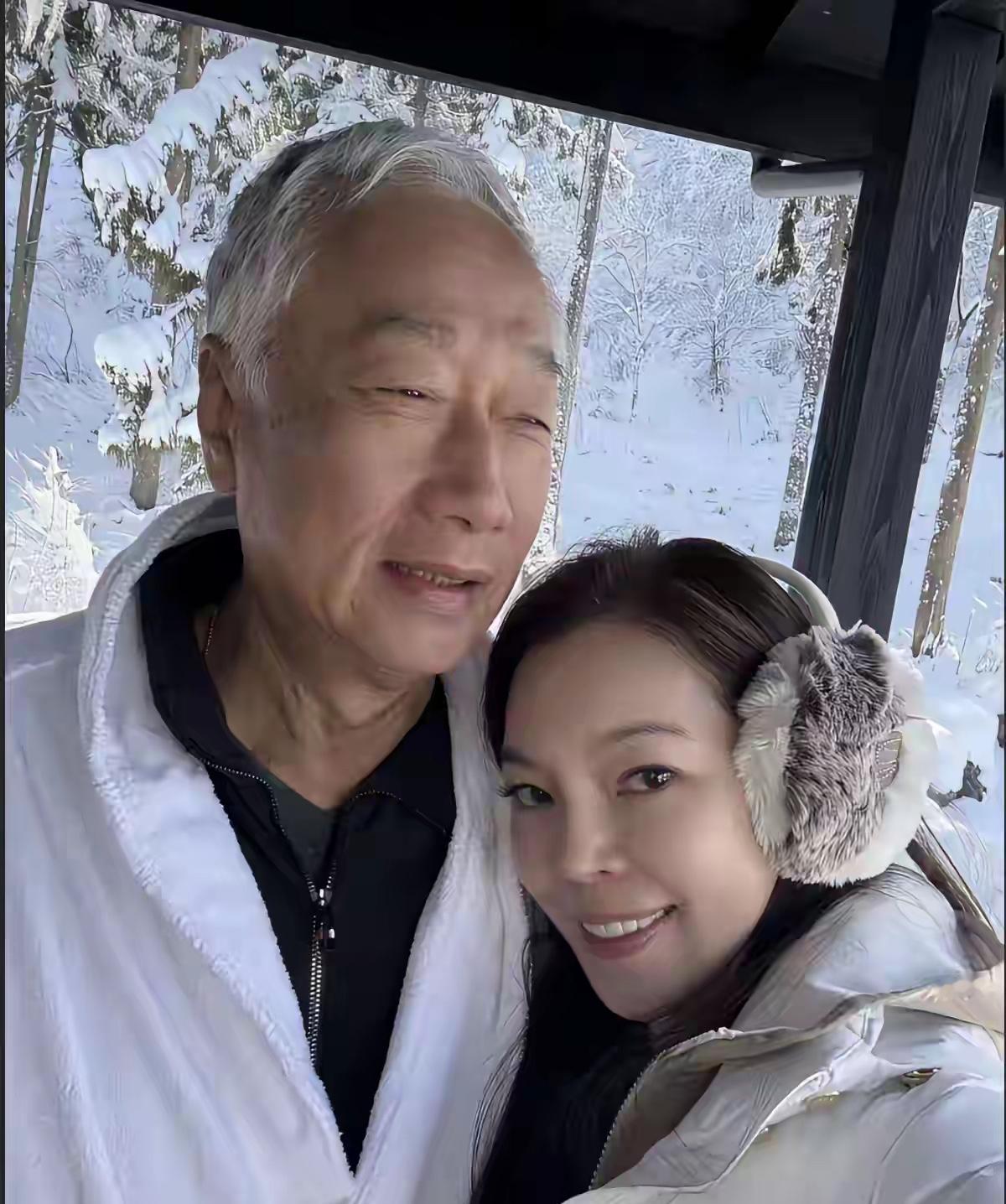 看到了那张合影。
第一反应：这是爷爷抱着孙女？
定睛再看，是他和她。
鸿海郭台铭