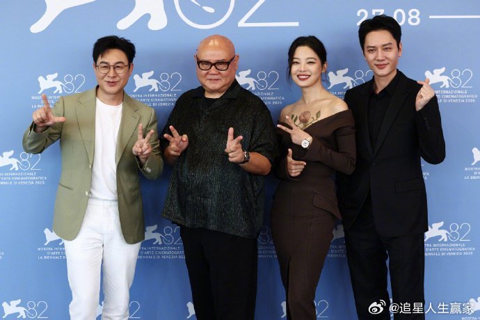 辛芷蕾杂志全面爆发辛芷蕾解锁嘉人，elle，T杂，vogue，资源井喷！五大史上