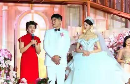 当年林傲霏举行婚礼，闫学晶可开心了。林傲霏眼睛不大但审美观好，妻子好漂亮。