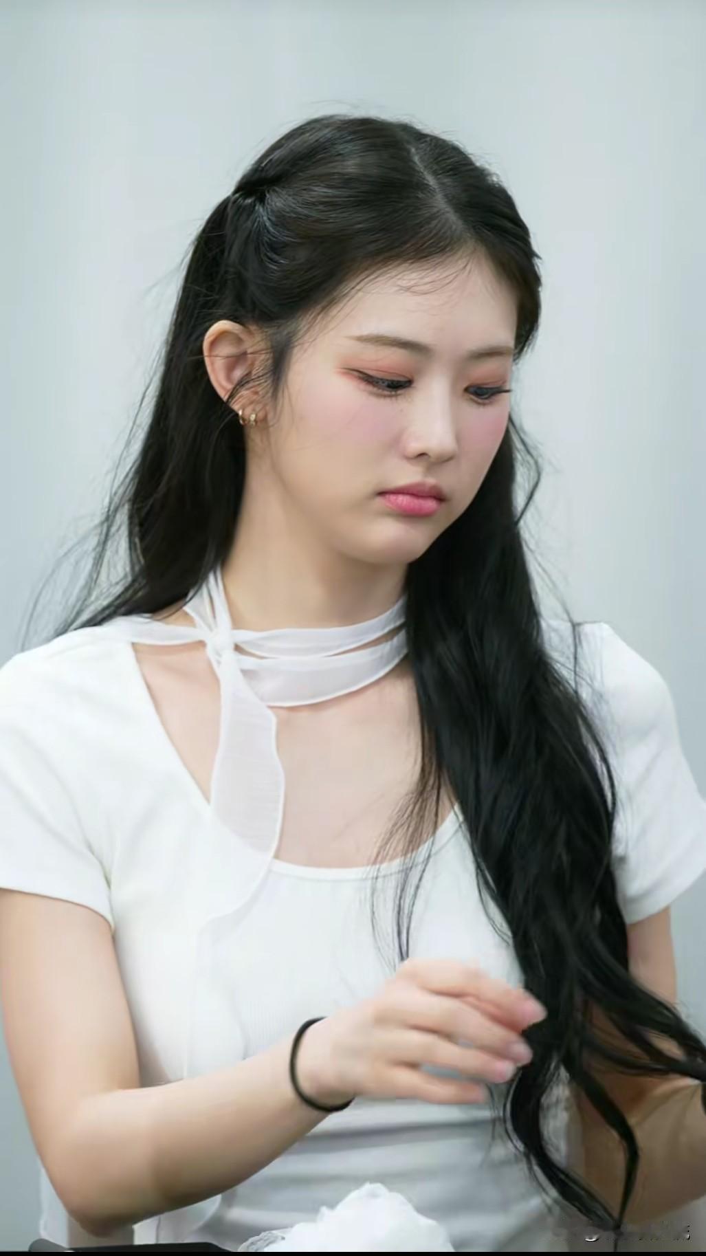 韩娱乐当红甜妹之一林俊熙，乖巧可爱，这个颜值太棒了，喝水的动作也这么有个性，不愧