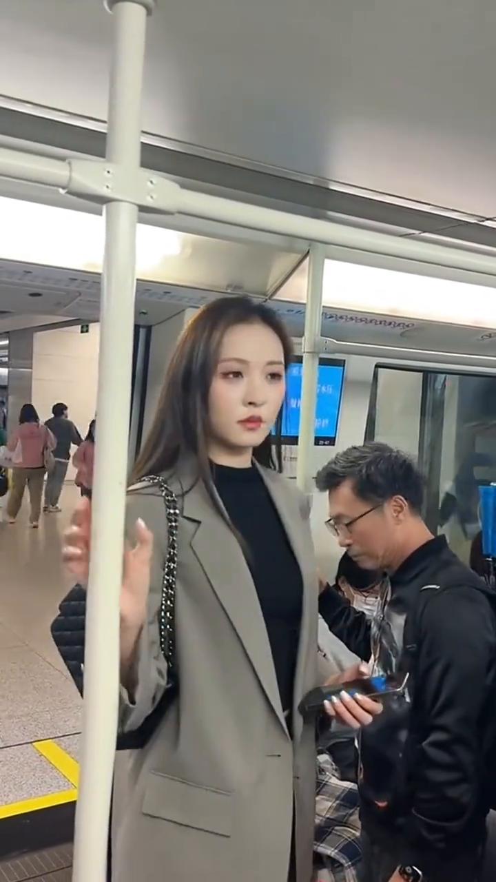下一站是本次列车的终点站嘉禾望岗，可换乘三号线、十四号线。