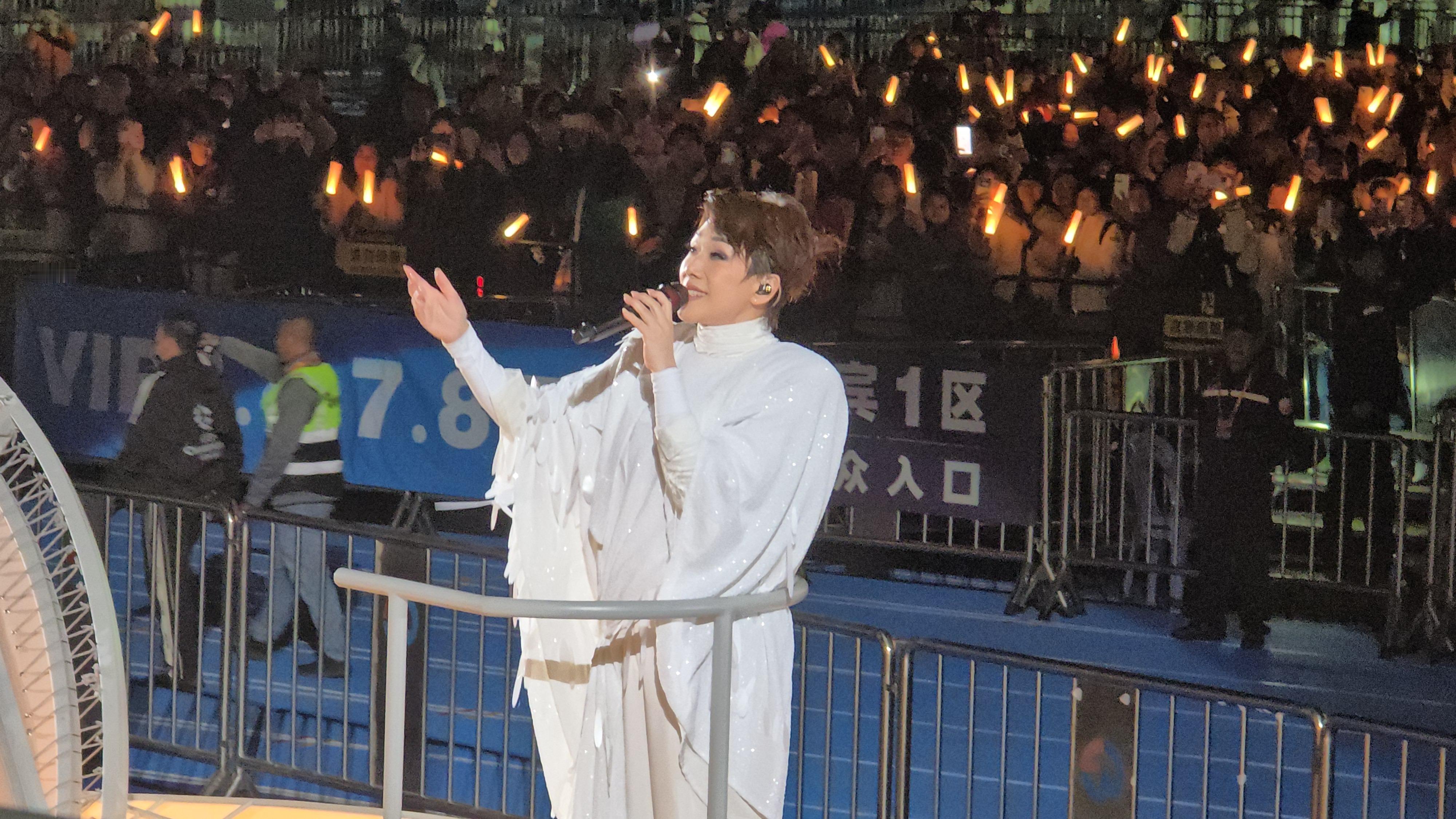 有小林女士在我3米左右的距离给我唱过＜词不达意＞，值了 