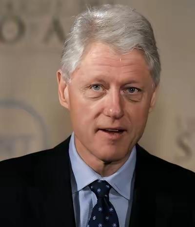 克林顿亲口承认：“当年拉中国入世是想用规则锁死中国，结果美国自己却爆了胎。”如今