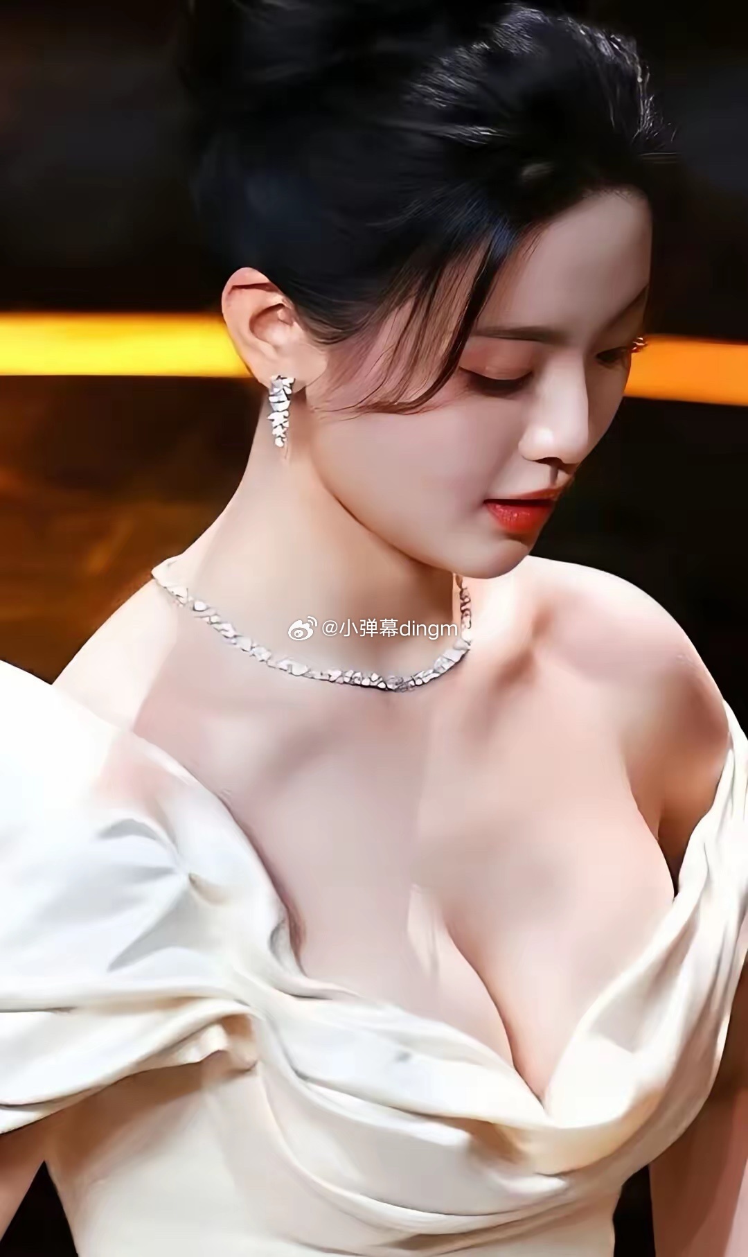 1.杨超越自从《七世吉祥》之后就算糊了，直到去年才稍稍资源恢复一点，等着唯一一部