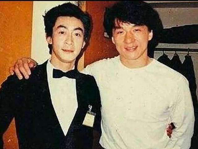 镜头中29岁的六小龄童西装革履，眉似新月，俊目流眄，即便没上妆，依旧有着大圣的气