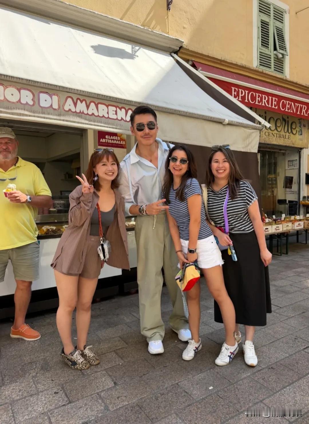 我发现胡兵的生图，真的比精修图年轻好看，他完全不适合滤镜、美颜。
55岁的他，现