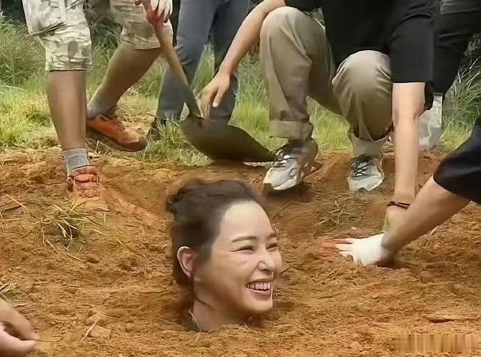 以为演员拍这种戏，是真的被埋土里。没想到身体压根接触不到土！ 