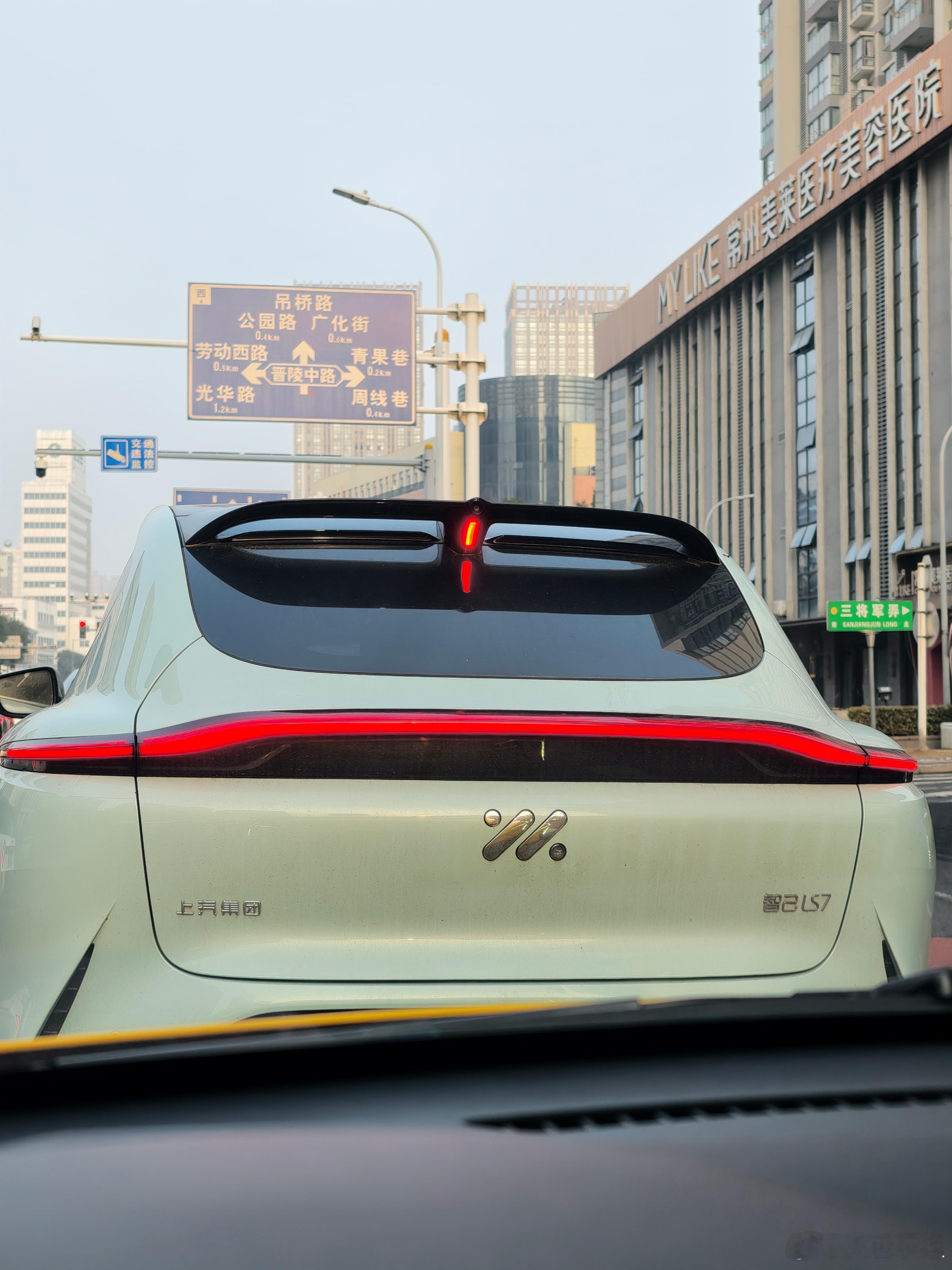 还记得这个车不？这辆车可谓是开启了中大型SUV价格破圈的第一战，当时价格是进入了