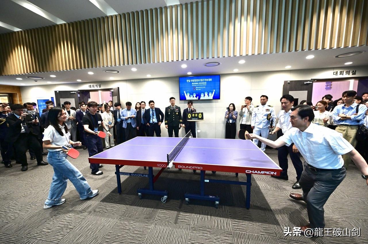 打乒乓，看VR，观黑鹰，小泉访韩很高兴。日本防卫大臣小泉进次郎访问首尔，在韩国国