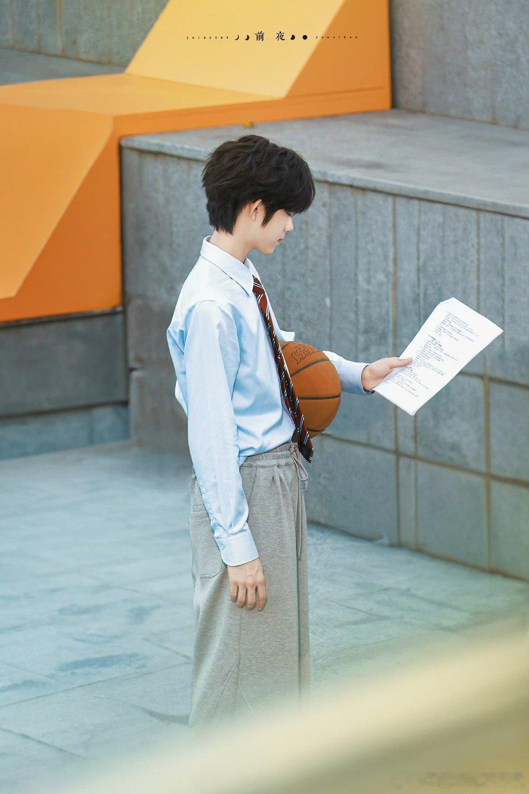 tg 站姐放大一点都能拍到剧本了