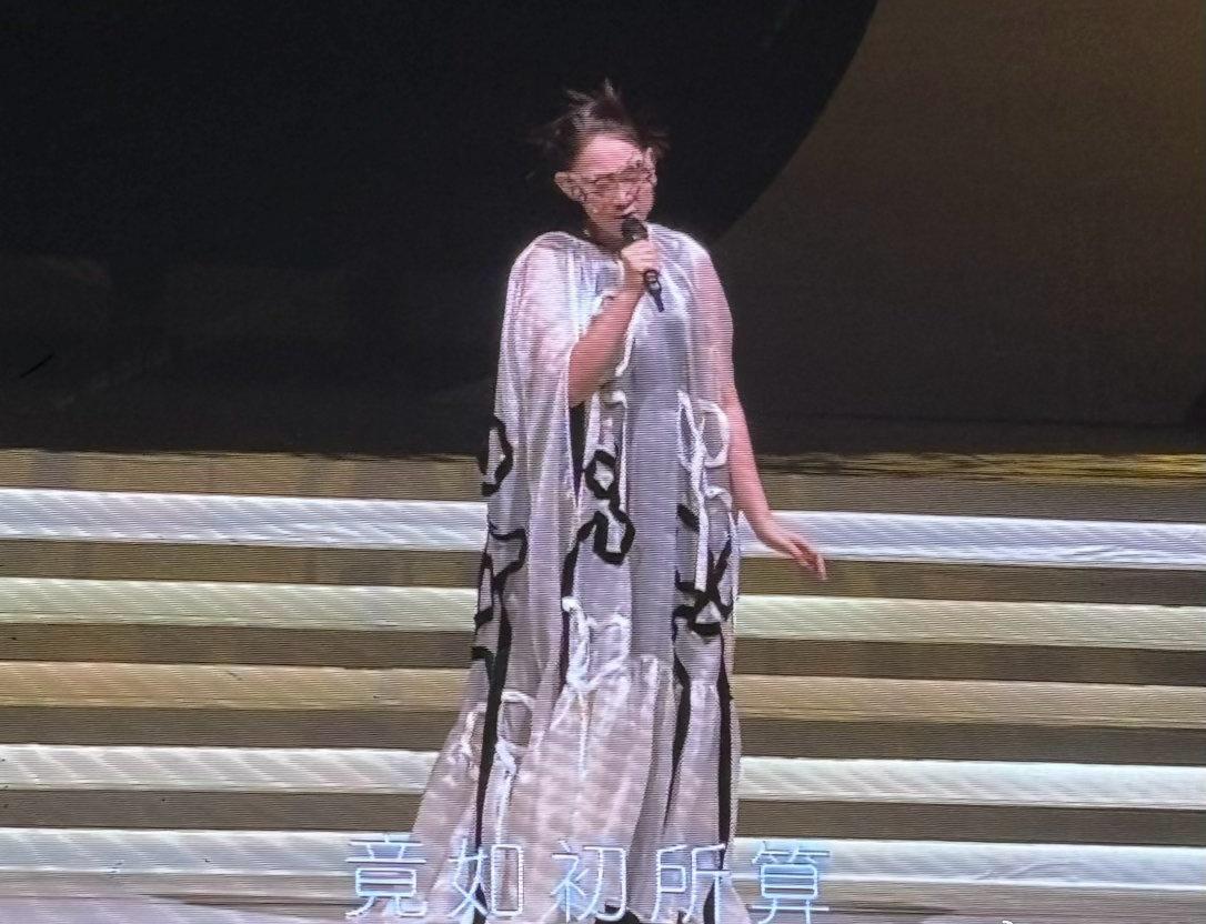 王菀之上海演唱会（19:00）（二）
她爱搞怪，永远像个小女孩，好喜欢她这种状态