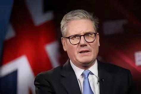 强劫这是装都不装了！就在本周，英国首相斯塔默正式宣布，将通过新立法把英国钢铁公司