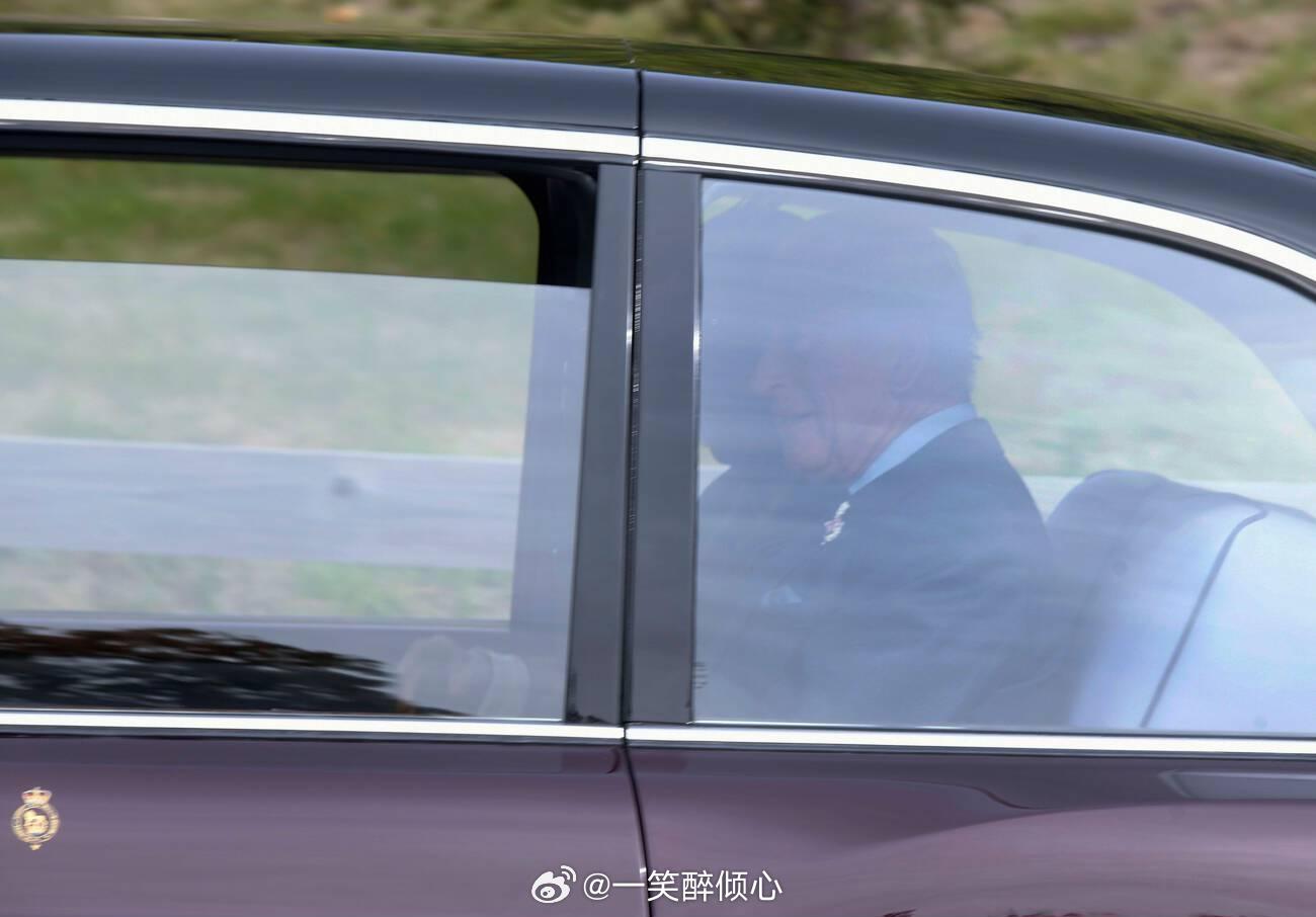 英国王室[超话]  今天查尔斯三世和卡米拉王后在苏格兰巴尔莫勒尔堡附近的克雷斯柯