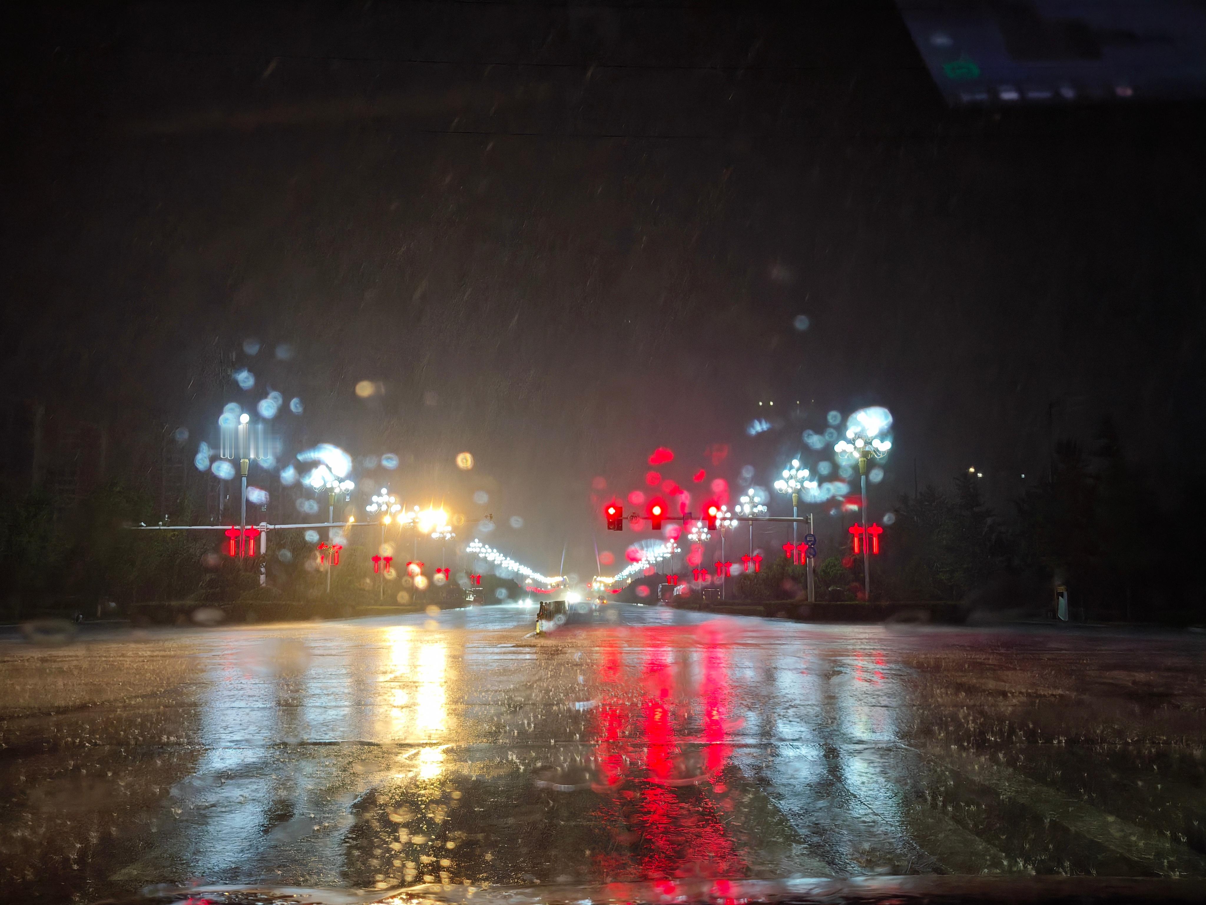 下雨天留客天，留我不？留！这世界从来不缺少晚归的人，千千万万晚归客，都在为自己的